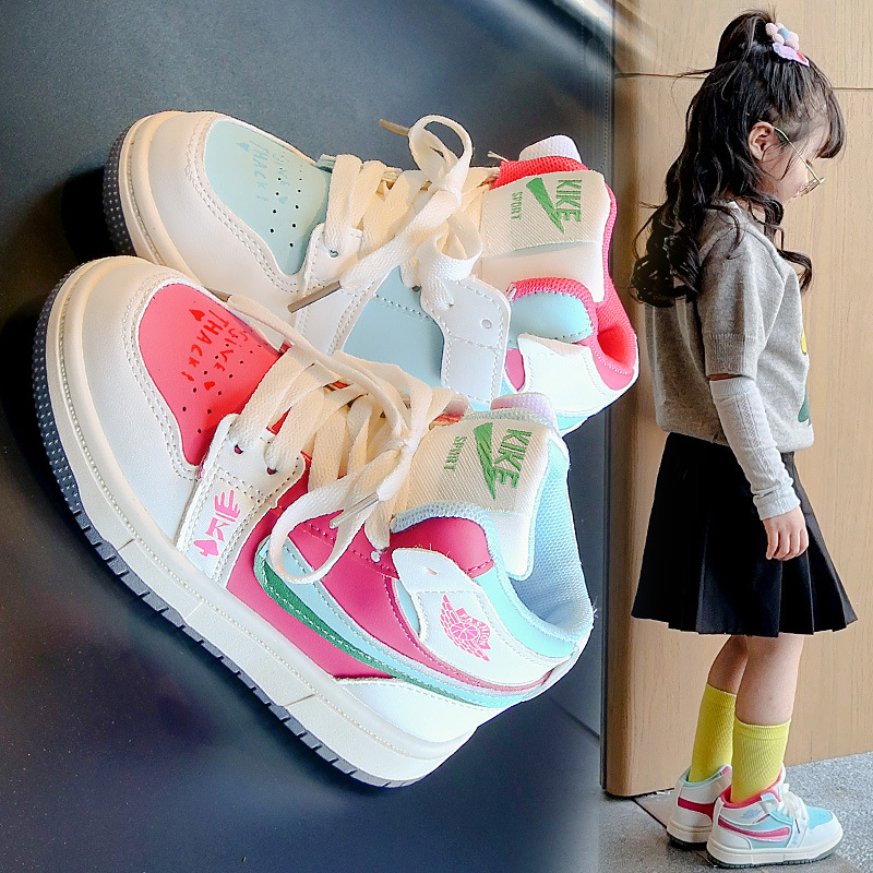 Girls' board shoes 2024 autumn new item, light and soft soled sports shoes for middle-aged and young girls, fashionable board shoes for elementary school students Girls' board shoes 2024 autumn new item, light and soft soled sports shoes for middle-aged and young girls, fashionable board shoes for elementary school students