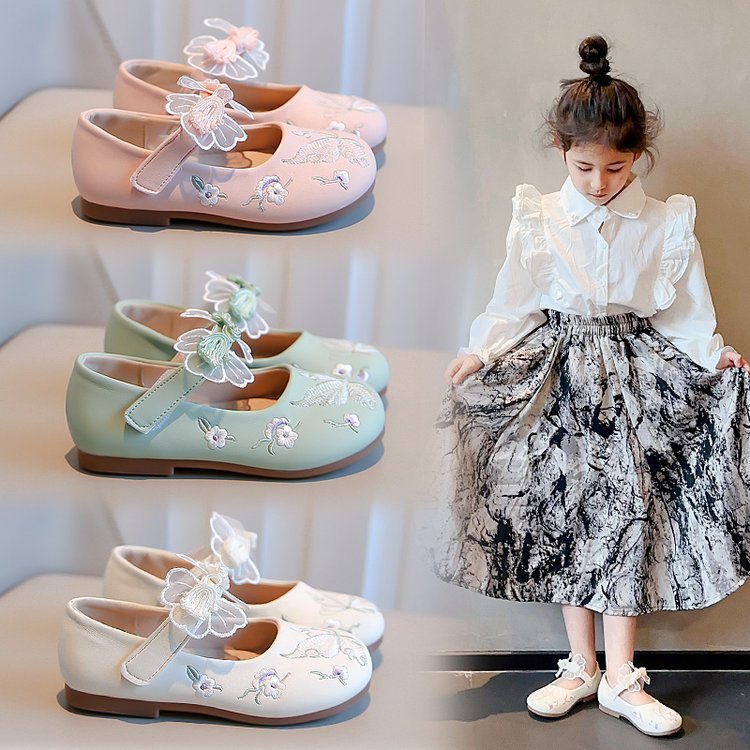Girls' shoes summer new Hanfu children's leather shoes Chinese ancient style student embroidered shoes princess shoes Girls' shoes summer new Hanfu children's leather shoes Chinese ancient style student embroidered shoes princess shoes