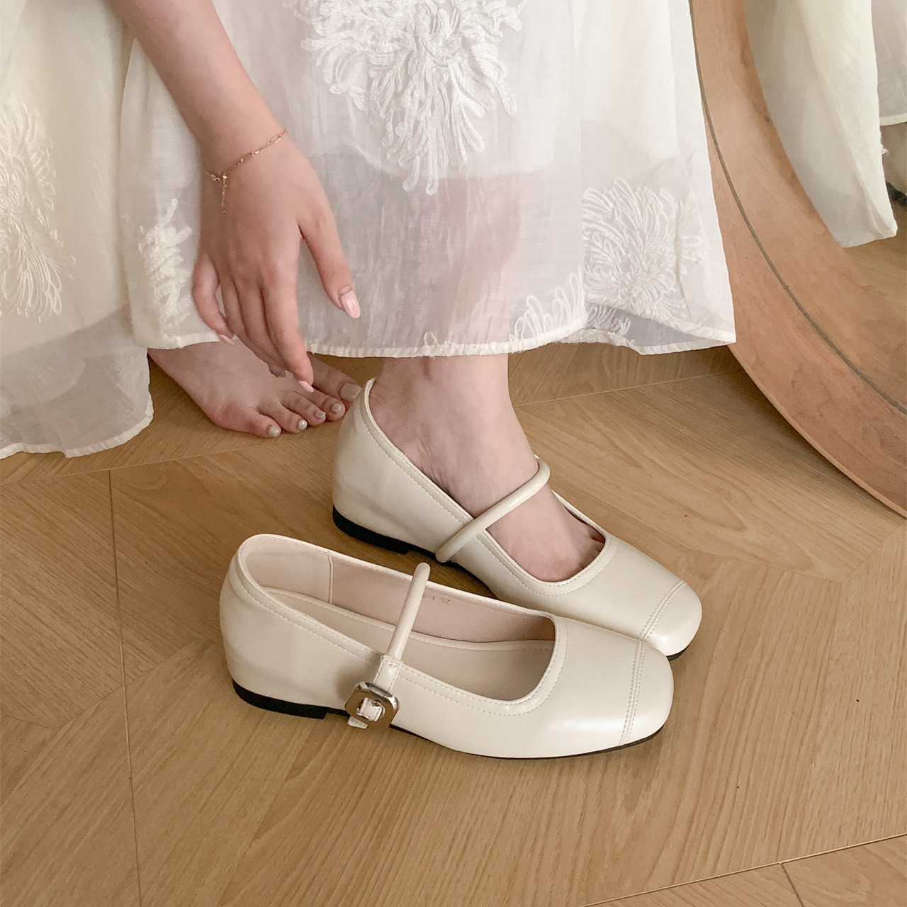 Internal height increase of 3.5CM! French retro Mary Jane shoes for women in spring and autumn, niche design sense, single shoe, light mouth silver shoes Internal height increase of 3.5CM! French retro Mary Jane shoes for women in spring and autumn, niche design sense, single shoe, light mouth silver shoes