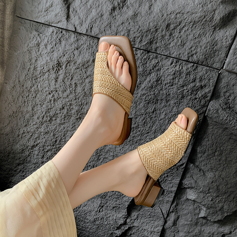 French retro vacation style woven clip toe sandals for women's summer wear, with a niche design and thick heels French retro vacation style woven clip toe sandals for women's summer wear, with a niche design and thick heels