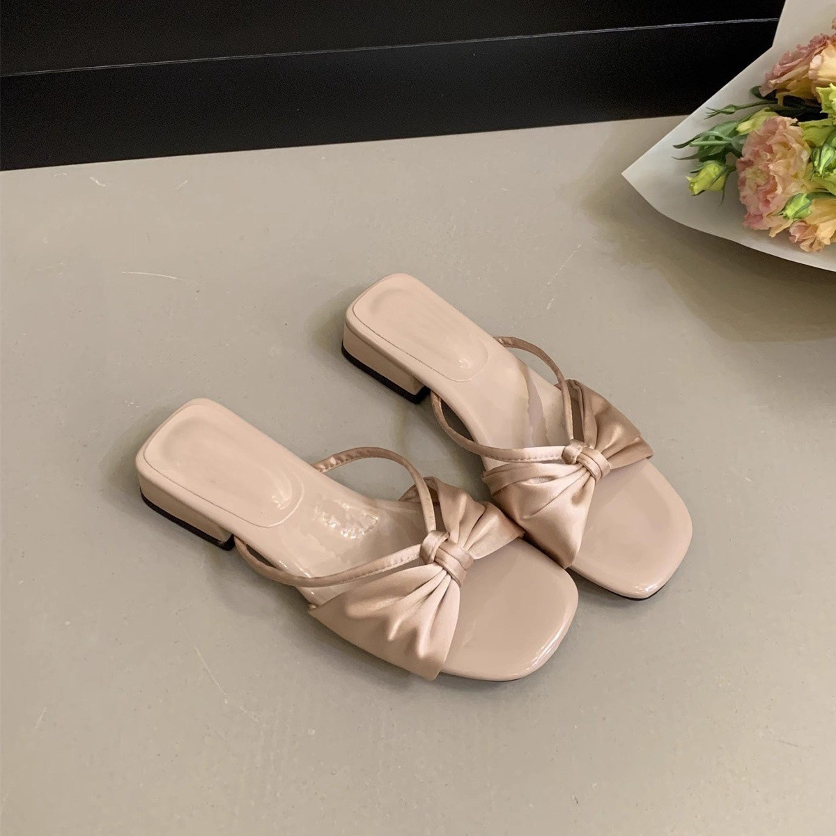 French style stunning slippers for women's summer wear, 2025 new fairy bow, straight drag thick heel matching skirt, beach sandals French style stunning slippers for women's summer wear, 2025 new fairy bow, straight drag thick heel matching skirt, beach sandals