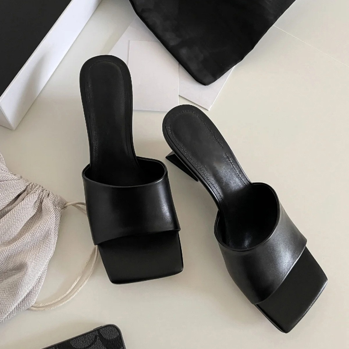 Square toed alien heel one-piece slippers for women with exposed toes exude a sense of luxury, while M ü ller shoes exude a high-heeled and cool vibe Square toed alien heel one-piece slippers for women with exposed toes exude a sense of luxury, while M ü ller shoes exude a high-heeled and cool vibe