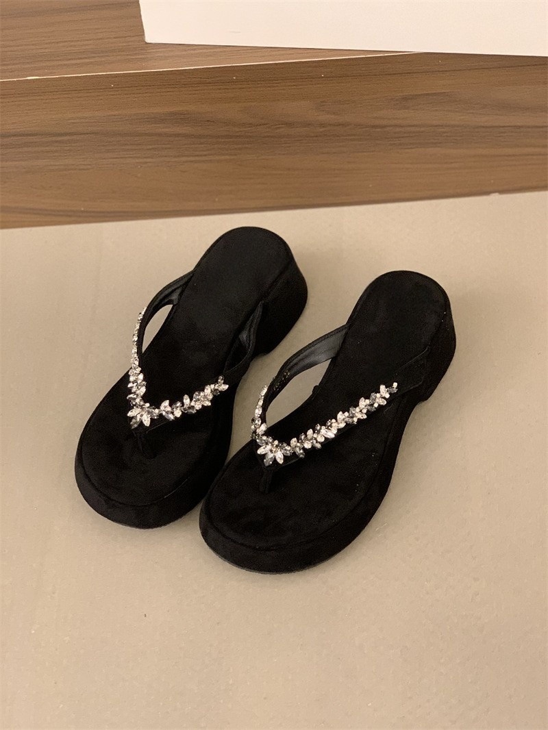 Water diamond flip flops with thick sole for women's summer 2025 new style, fashionable for wearing on the outside, with a sloping heel and beach sandals Water diamond flip flops with thick sole for women's summer 2025 new style, fashionable for wearing on the outside, with a sloping heel and beach sandals
