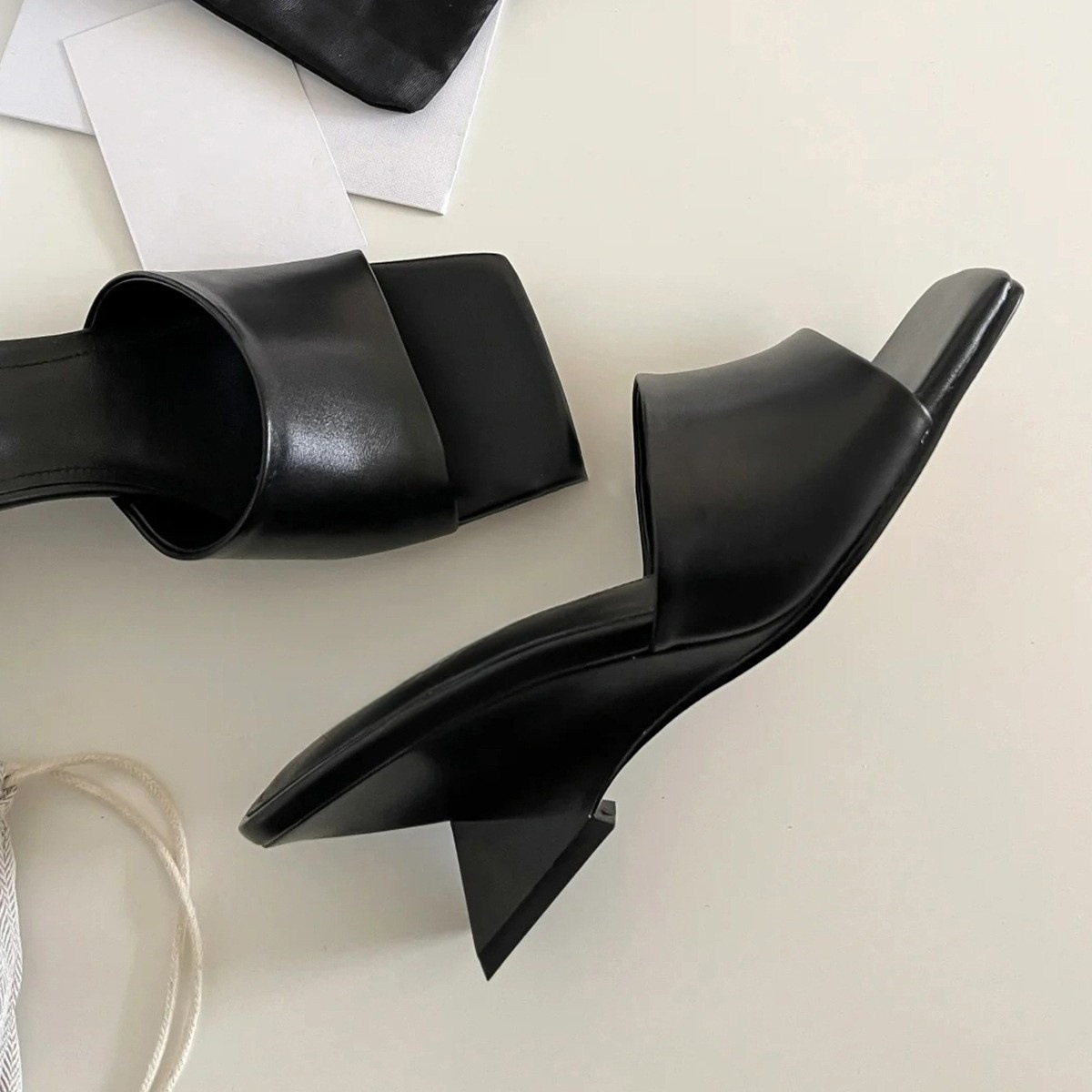 Square toed alien heel one-piece slippers for women with exposed toes exude a sense of luxury, while M ü ller shoes exude a high-heeled and cool vibe