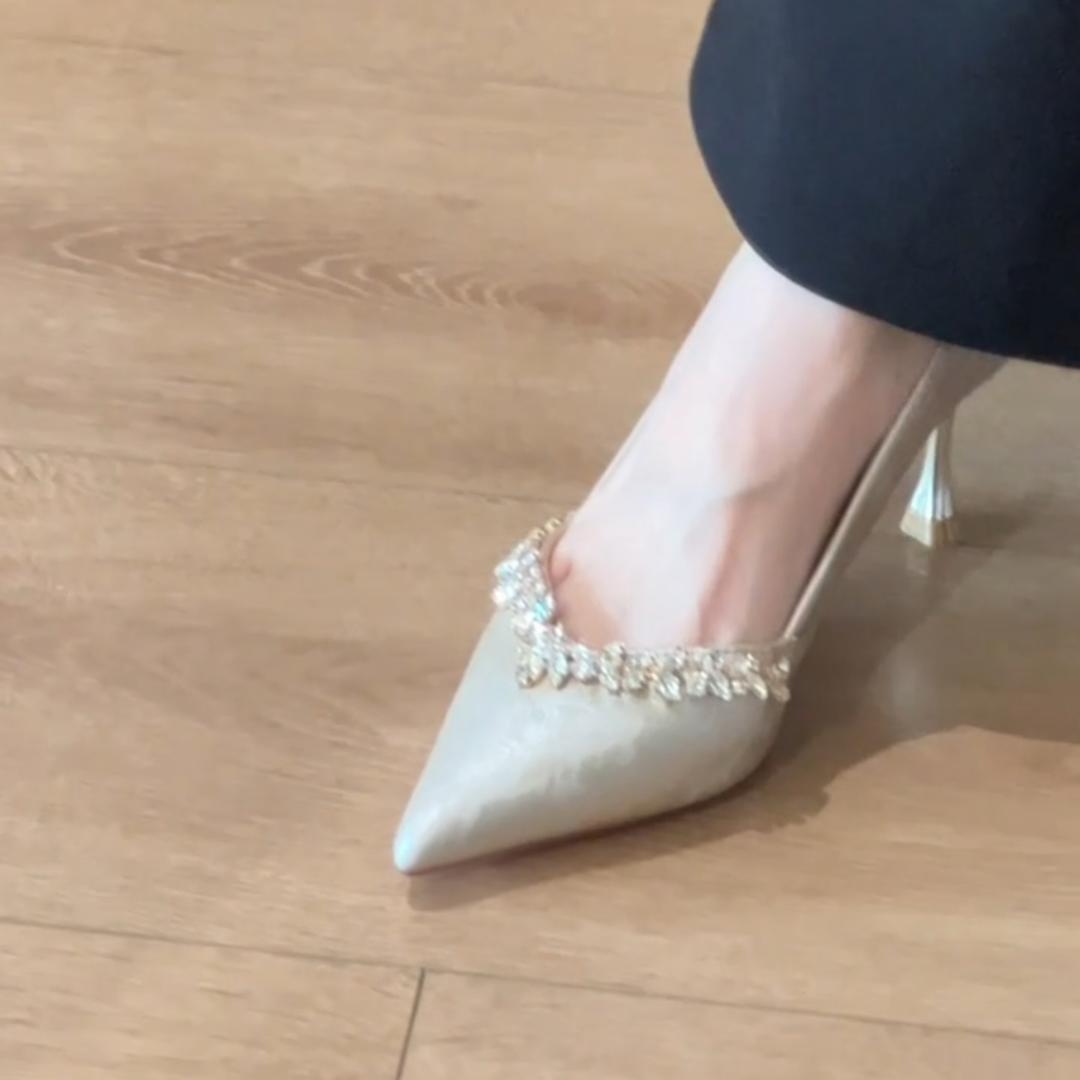 New stunning champagne colored high-heeled wedding shoes with two pairs of women's rhinestone pointed socialite style delicate follow-up shoes New stunning champagne colored high-heeled wedding shoes with two pairs of women's rhinestone pointed socialite style delicate follow-up shoes