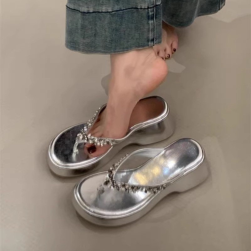 Water diamond flip flops with thick sole for women's summer 2025 new style, fashionable for wearing on the outside, with a sloping heel and beach sandals Water diamond flip flops with thick sole for women's summer 2025 new style, fashionable for wearing on the outside, with a sloping heel and beach sandals