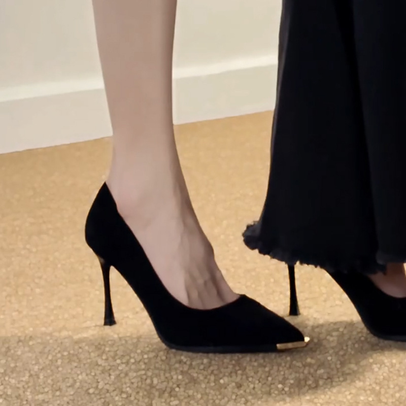 Black high-heeled shoes with a female design sense, metal pointed thin heels, versatile for professional commuting, and non tiring single shoes