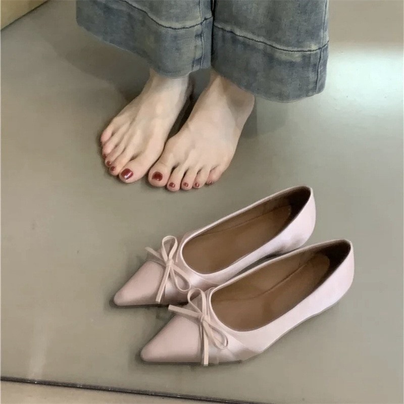 Exquisite bow pointed single shoes for women 2024 new French style non tiring commuting shallow mouth flat shoes