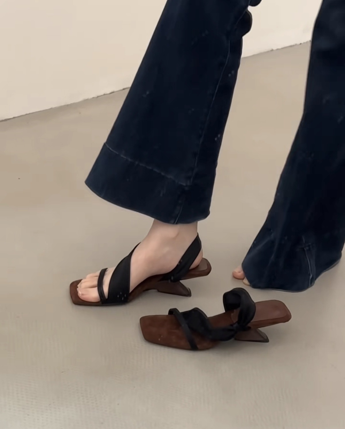 Color blocking retro spicy girl style! Square head suede one-piece with sloping heel slippers for women in summer, Korean version with exposed toes and high heels sandals Color blocking retro spicy girl style! Square head suede one-piece with sloping heel slippers for women in summer, Korean version with exposed toes and high heels sandals