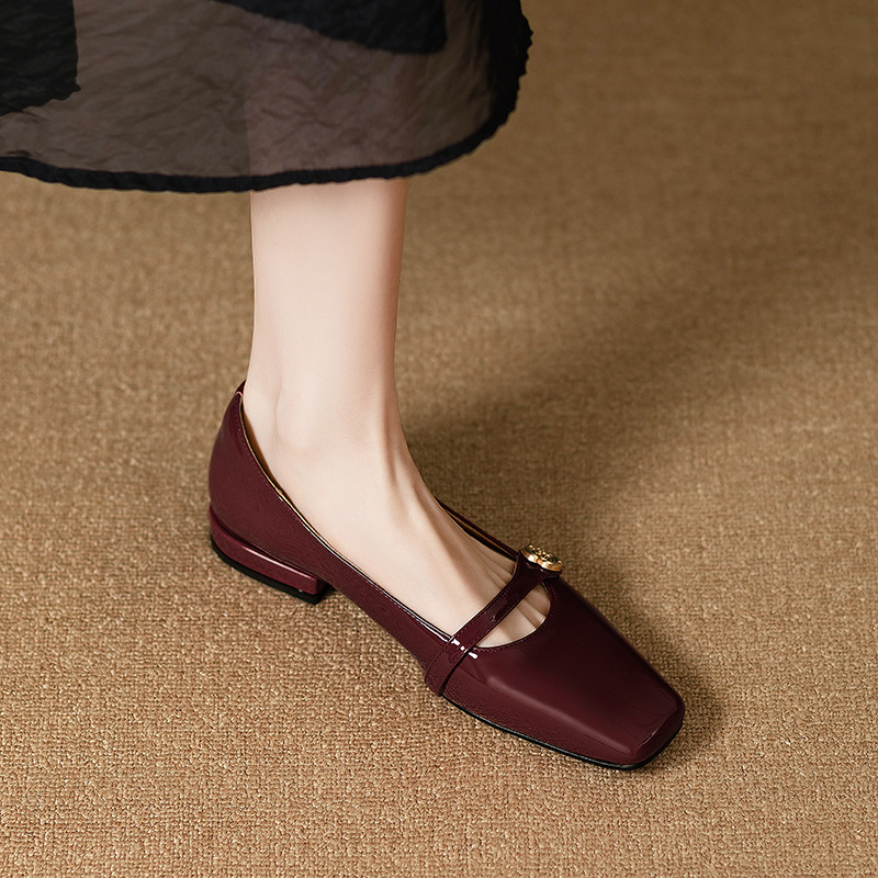 French retro square toe low heel camellia Mary Jane shoes for women, versatile 2025 Spring and Autumn new coarse single shoes French retro square toe low heel camellia Mary Jane shoes for women, versatile 2025 Spring and Autumn new coarse single shoes