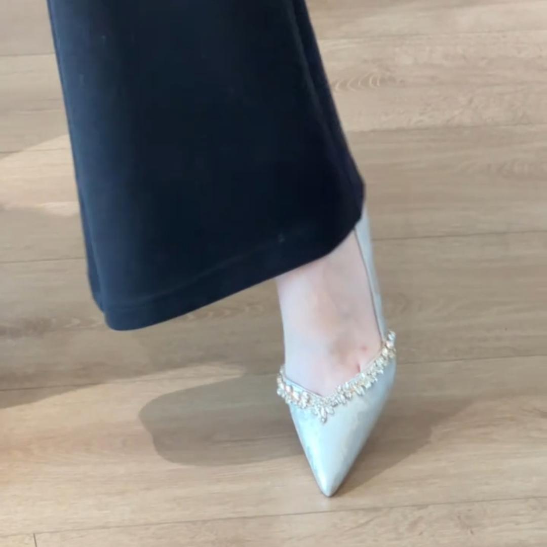 New stunning champagne colored high-heeled wedding shoes with two pairs of women's rhinestone pointed socialite style delicate follow-up shoes New stunning champagne colored high-heeled wedding shoes with two pairs of women's rhinestone pointed socialite style delicate follow-up shoes