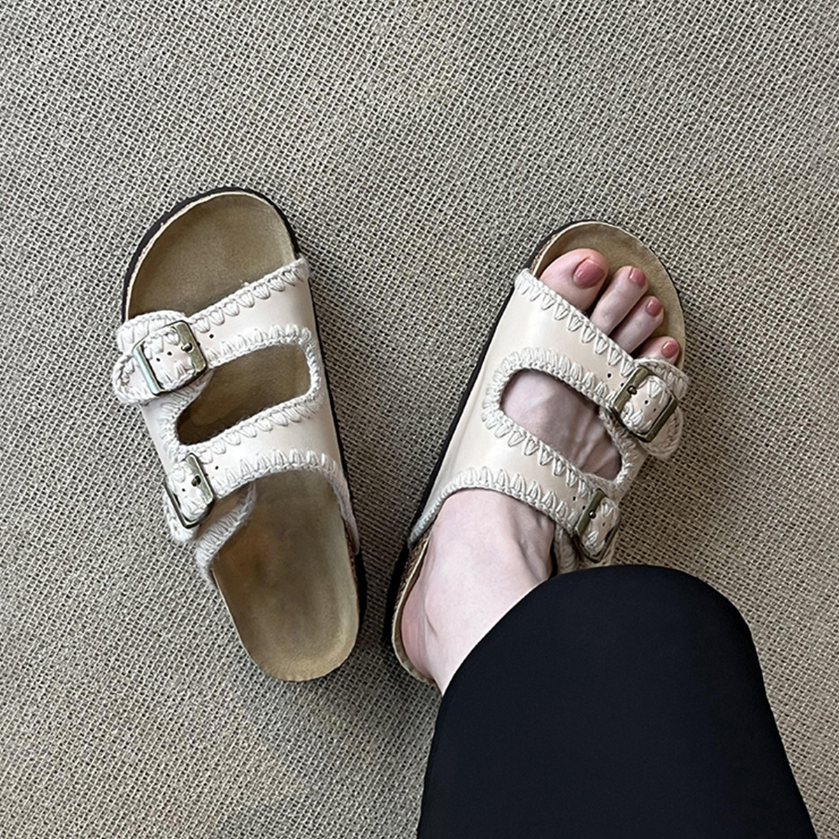 Retro belt buckle thick soled beach shoes for women in summer, versatile for outdoor wear, soft soled round toe sandals Retro belt buckle thick soled beach shoes for women in summer, versatile for outdoor wear, soft soled round toe sandals