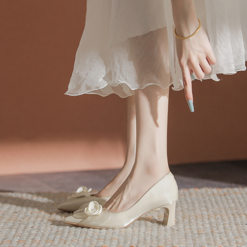 Camellia wedding shoes for women, thick heels that are not tiring, shallow mouth, pointed and elegant engagement high heels, suitable for daily wear in autumn