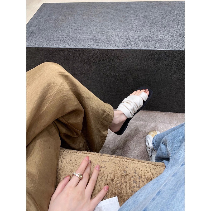 New design sense of clip on sandals with square head, folded pile, flat bottom, clip on toe, women's outdoor wear for summer New design sense of clip on sandals with square head, folded pile, flat bottom, clip on toe, women's outdoor wear for summer