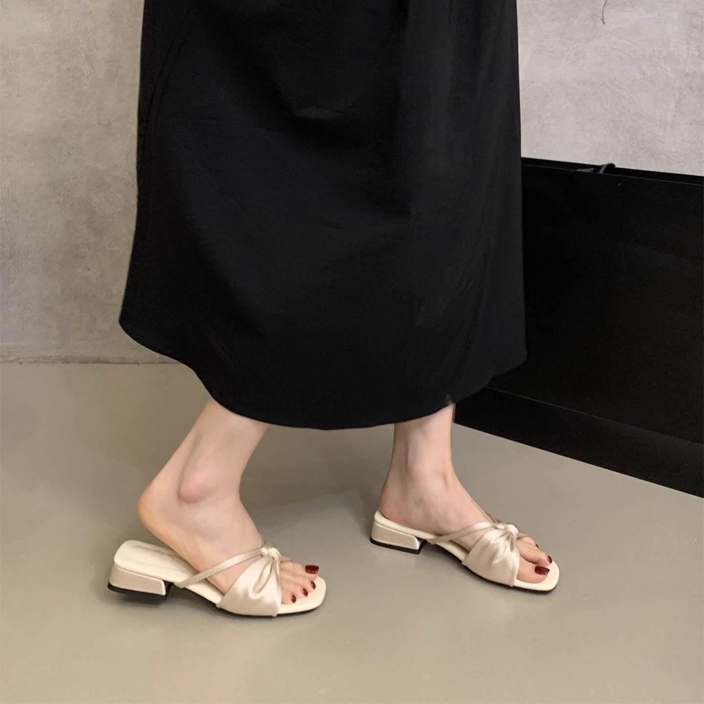 French style stunning slippers for women's summer wear, 2025 new fairy bow, straight drag thick heel matching skirt, beach sandals French style stunning slippers for women's summer wear, 2025 new fairy bow, straight drag thick heel matching skirt, beach sandals