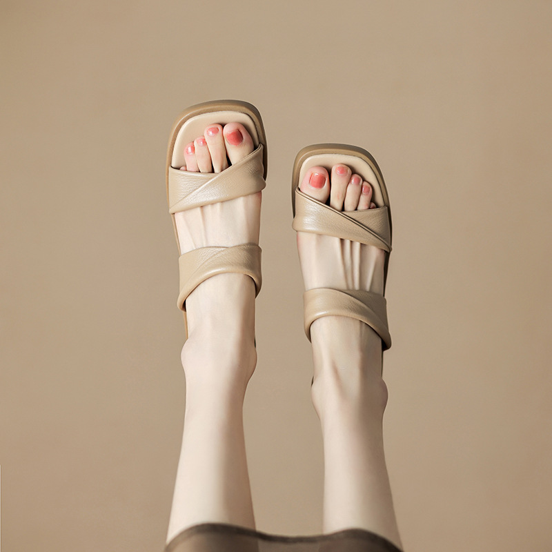 Wearing thick heeled sandals for women in the summer of 2025, new thick soled one-piece high-heeled slippers with fairy style sandals Wearing thick heeled sandals for women in the summer of 2025, new thick soled one-piece high-heeled slippers with fairy style sandals