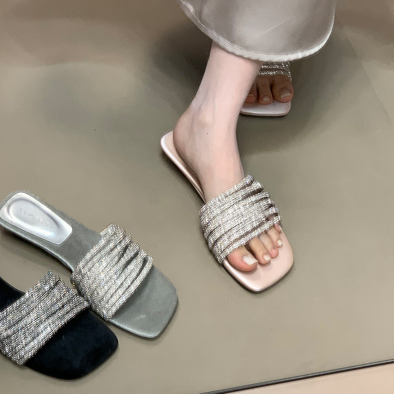 Fashionable one-piece slippers for women in summer, worn by lazy people, with rhinestones and low heels, exposed toes, and a sense of luxury