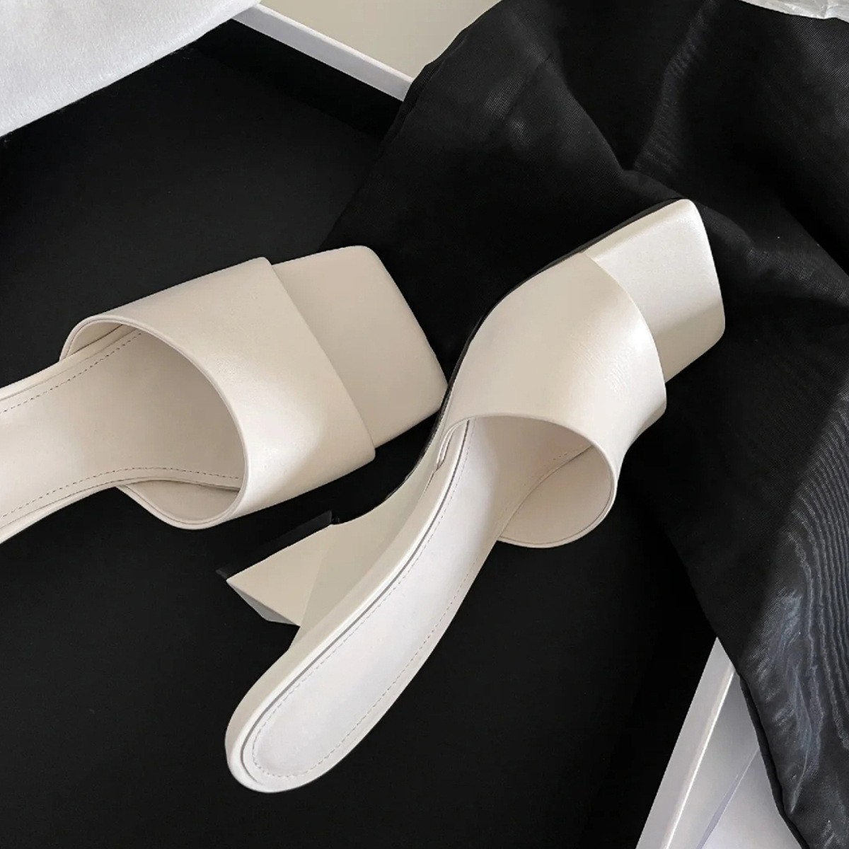 Square toed alien heel one-piece slippers for women with exposed toes exude a sense of luxury, while M ü ller shoes exude a high-heeled and cool vibe Square toed alien heel one-piece slippers for women with exposed toes exude a sense of luxury, while M ü ller shoes exude a high-heeled and cool vibe