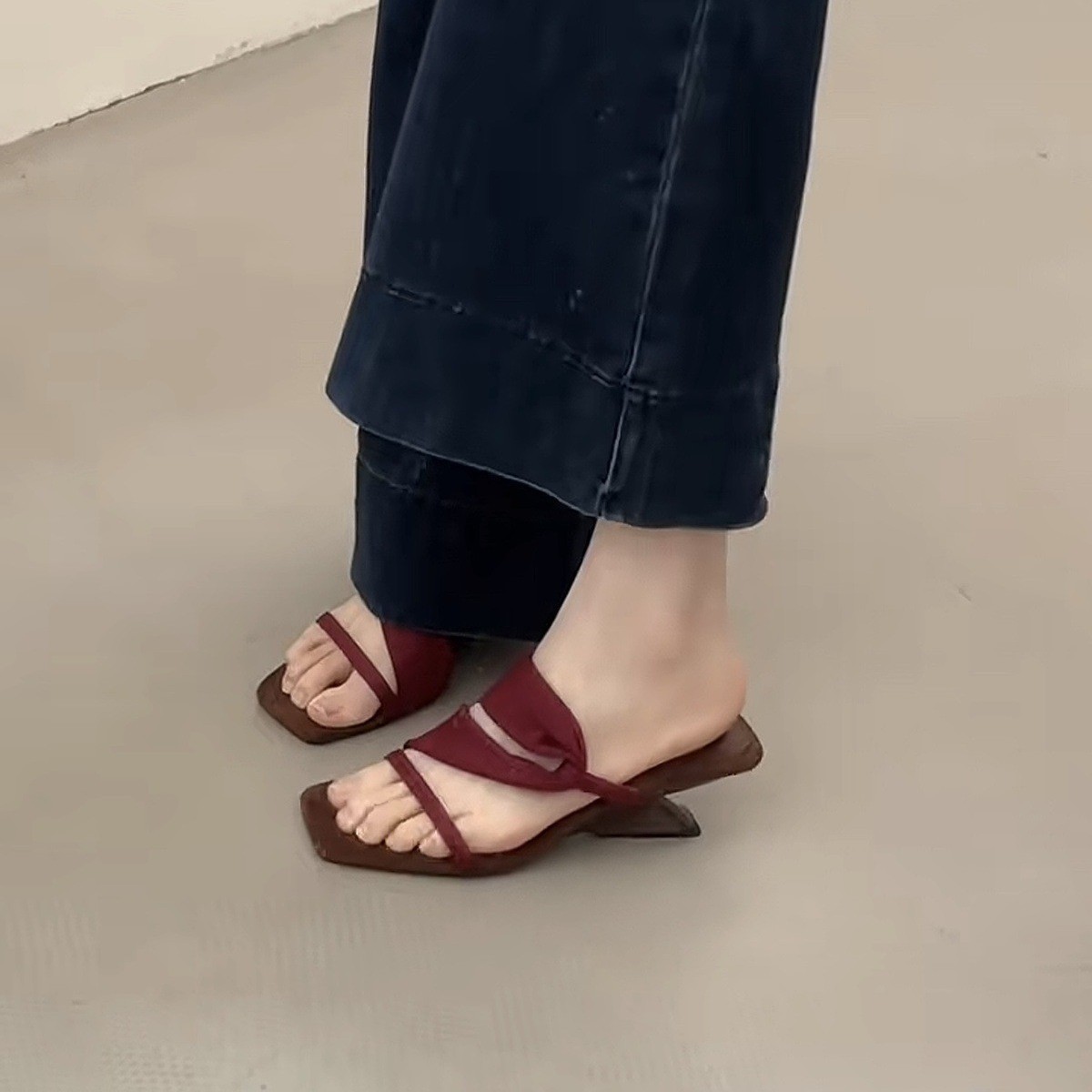 Color blocking retro spicy girl style! Square head suede one-piece with sloping heel slippers for women in summer, Korean version with exposed toes and high heels sandals Color blocking retro spicy girl style! Square head suede one-piece with sloping heel slippers for women in summer, Korean version with exposed toes and high heels sandals