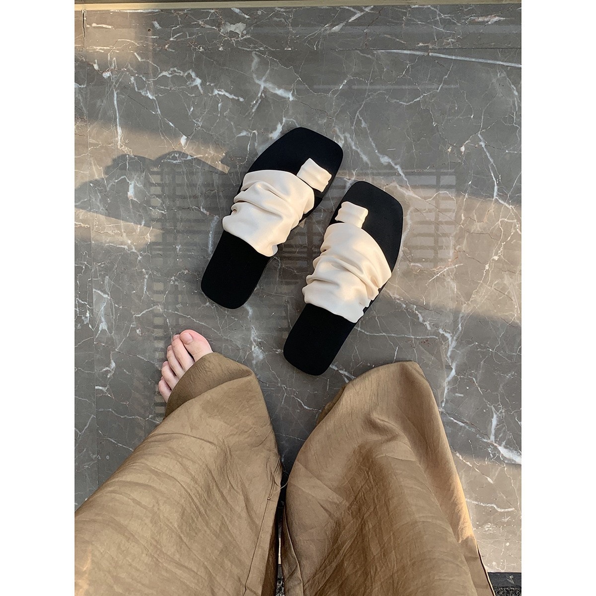 New design sense of clip on sandals with square head, folded pile, flat bottom, clip on toe, women's outdoor wear for summer New design sense of clip on sandals with square head, folded pile, flat bottom, clip on toe, women's outdoor wear for summer