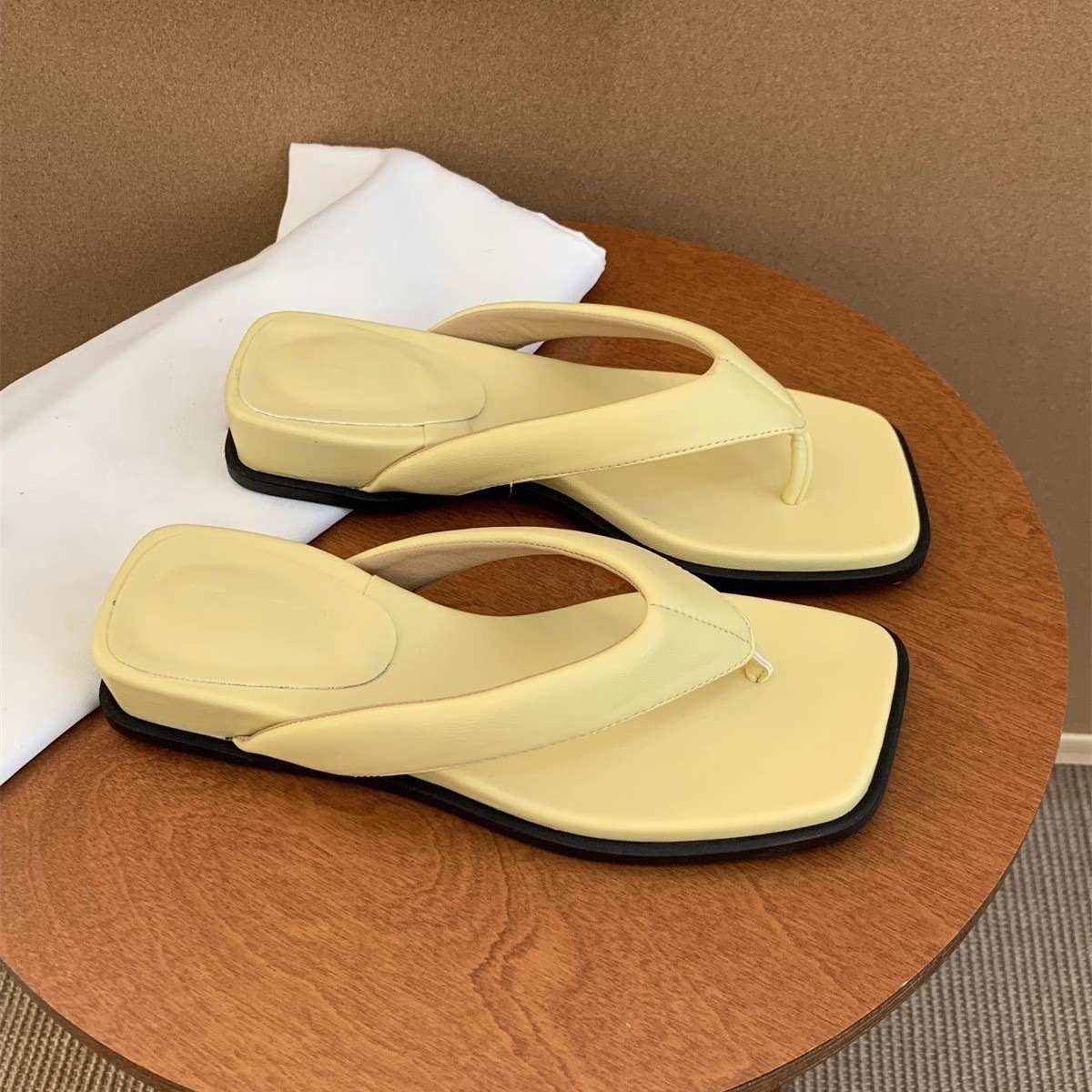 Silver slippers for women's summer outdoor wear, new soft thick soled flip flops, French style stunning clip toe sandals, vacation beach shoes Silver slippers for women's summer outdoor wear, new soft thick soled flip flops, French style stunning clip toe sandals, vacation beach shoes