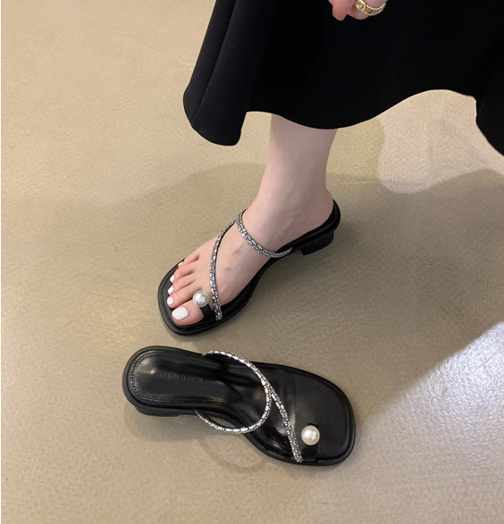 Design sense 2024 new single line slim diamond high-heeled sandals for women with thick heels and pearl toe covers Design sense 2024 new single line slim diamond high-heeled sandals for women with thick heels and pearl toe covers