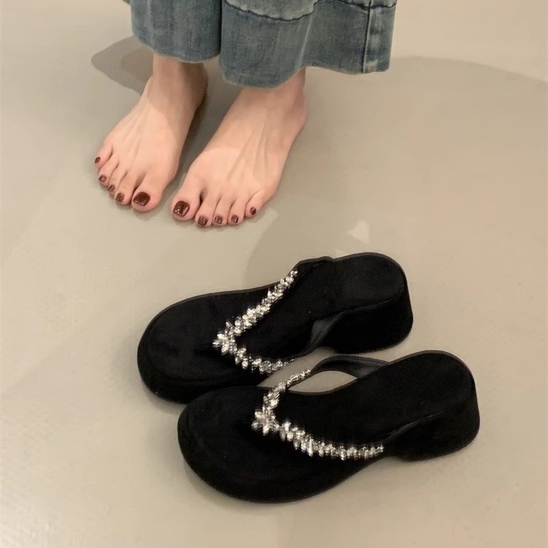 Water diamond flip flops with thick sole for women's summer 2025 new style, fashionable for wearing on the outside, with a sloping heel and beach sandals Water diamond flip flops with thick sole for women's summer 2025 new style, fashionable for wearing on the outside, with a sloping heel and beach sandals