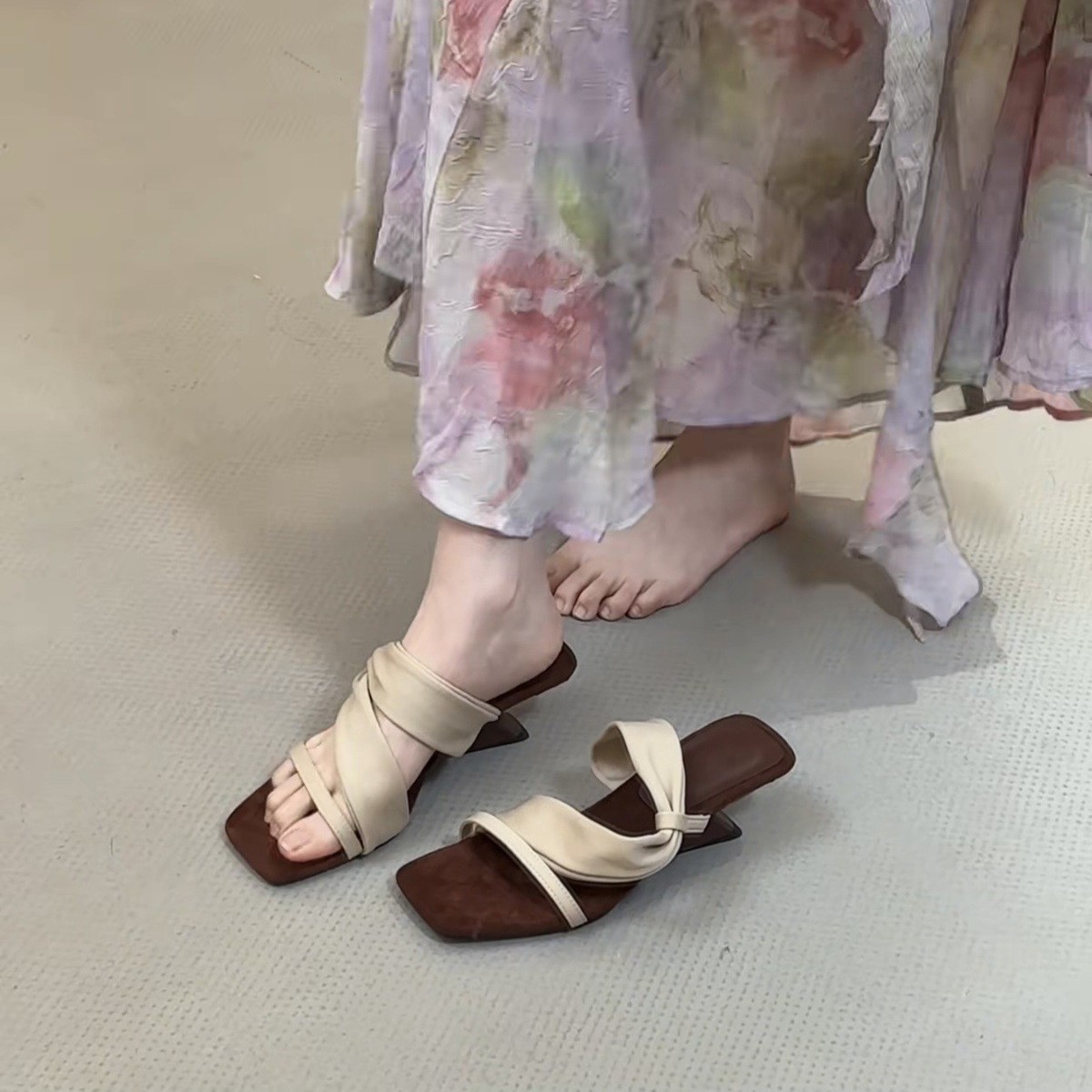 Color blocking retro spicy girl style! Square head suede one-piece with sloping heel slippers for women in summer, Korean version with exposed toes and high heels sandals Color blocking retro spicy girl style! Square head suede one-piece with sloping heel slippers for women in summer, Korean version with exposed toes and high heels sandals