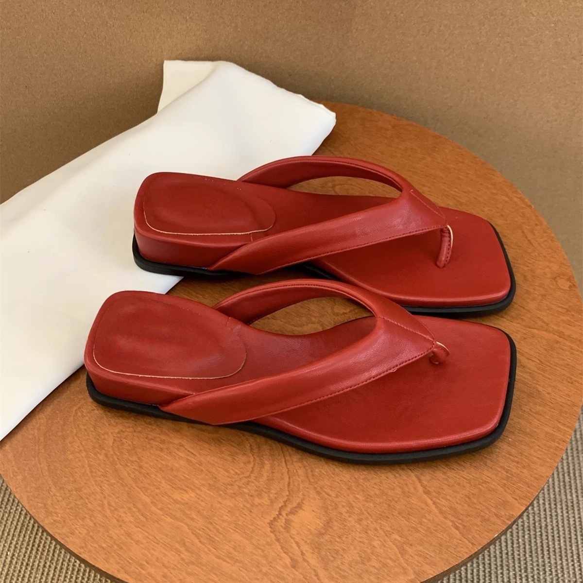 Silver slippers for women's summer outdoor wear, new soft thick soled flip flops, French style stunning clip toe sandals, vacation beach shoes Silver slippers for women's summer outdoor wear, new soft thick soled flip flops, French style stunning clip toe sandals, vacation beach shoes