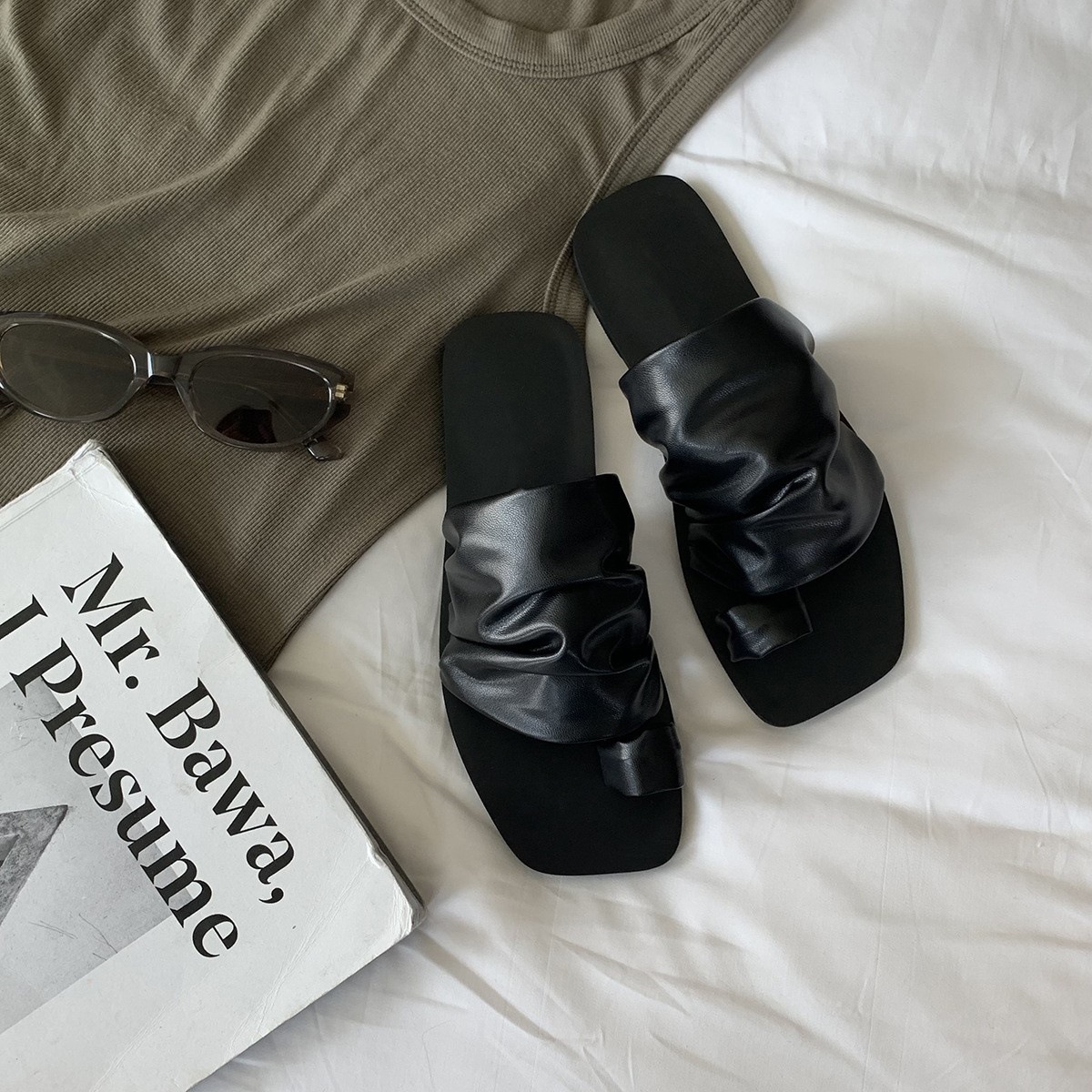 New design sense of clip on sandals with square head, folded pile, flat bottom, clip on toe, women's outdoor wear for summer New design sense of clip on sandals with square head, folded pile, flat bottom, clip on toe, women's outdoor wear for summer