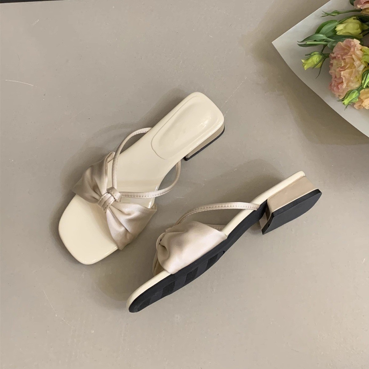 French style stunning slippers for women's summer wear, 2025 new fairy bow, straight drag thick heel matching skirt, beach sandals French style stunning slippers for women's summer wear, 2025 new fairy bow, straight drag thick heel matching skirt, beach sandals