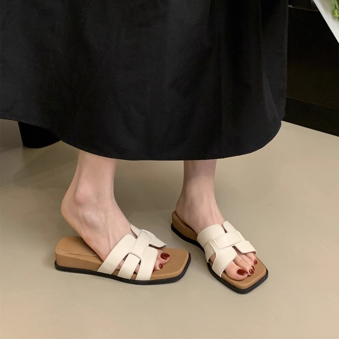 Slope heel thick soled slippers for women's summer outdoor wear, 2025 new vacation outfit dress, straight drag French style stunning square sandals