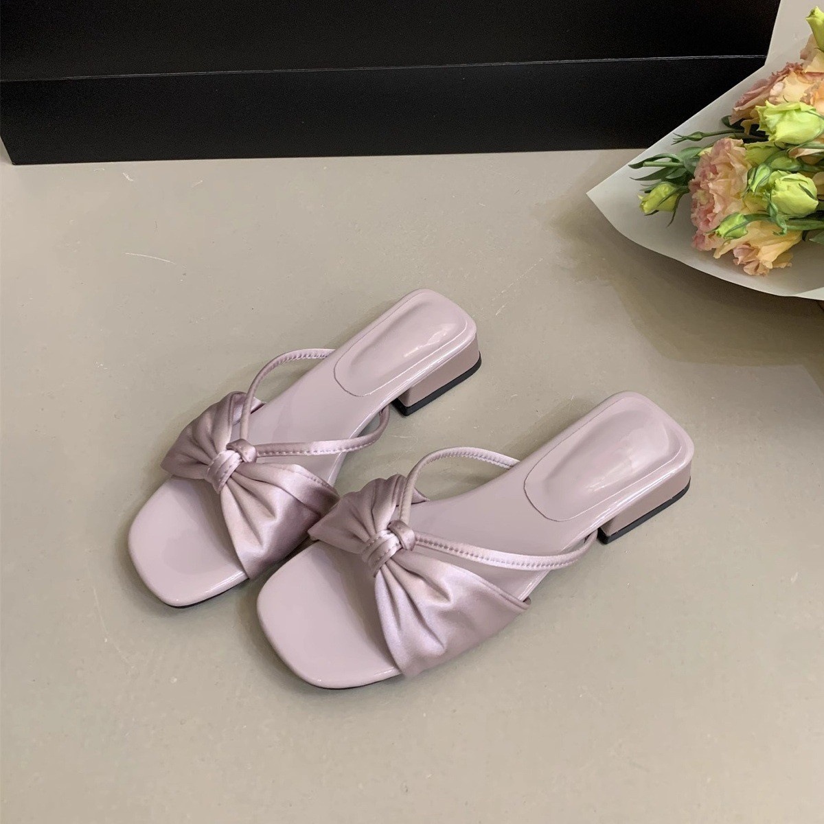 French style stunning slippers for women's summer wear, 2025 new fairy bow, straight drag thick heel matching skirt, beach sandals French style stunning slippers for women's summer wear, 2025 new fairy bow, straight drag thick heel matching skirt, beach sandals