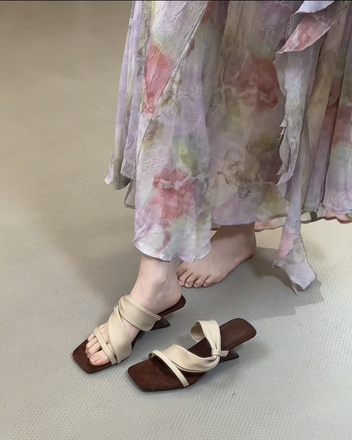 Color blocking retro spicy girl style! Square head suede one-piece with sloping heel slippers for women in summer, Korean version with exposed toes and high heels sandals Color blocking retro spicy girl style! Square head suede one-piece with sloping heel slippers for women in summer, Korean version with exposed toes and high heels sandals