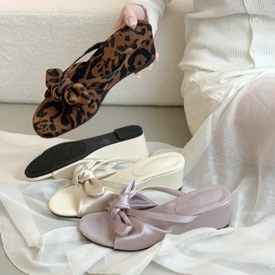 Slope heel leopard print slippers for women's summer outdoor wear, new French style dress with bow tie, cool slippers, vacation fairy style beach shoes Slope heel leopard print slippers for women's summer outdoor wear, new French style dress with bow tie, cool slippers, vacation fairy style beach shoes