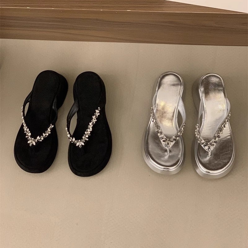 Water diamond flip flops with thick sole for women's summer 2025 new style, fashionable for wearing on the outside, with a sloping heel and beach sandals Water diamond flip flops with thick sole for women's summer 2025 new style, fashionable for wearing on the outside, with a sloping heel and beach sandals