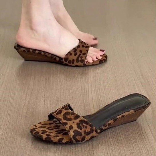 Slope heel exposed toe one line slippers for women's summer outdoor wear temperament high heels French exquisite cool slippers Slope heel exposed toe one line slippers for women's summer outdoor wear temperament high heels French exquisite cool slippers