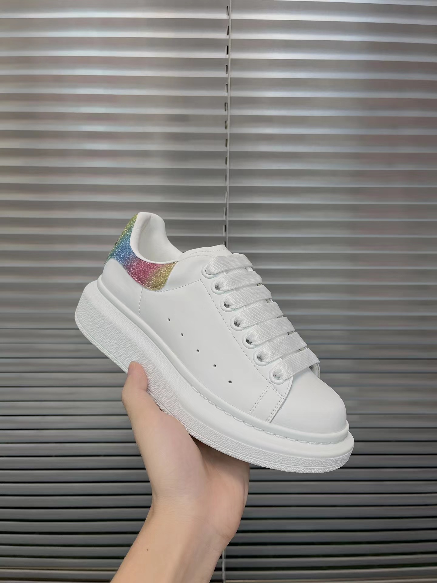 2025 new McQueen white shoes for men and women, leather thick soled height increasing casual shoes, versatile sports board shoes, couple shoes 2025 new McQueen white shoes for men and women, leather thick soled height increasing casual shoes, versatile sports board shoes, couple shoes