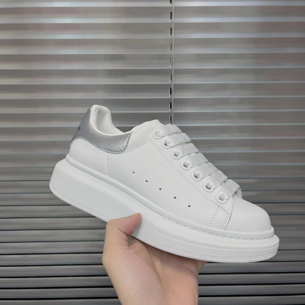 2025 new McQueen white shoes for men and women, leather thick soled height increasing casual shoes, versatile sports board shoes, couple shoes 2025 new McQueen white shoes for men and women, leather thick soled height increasing casual shoes, versatile sports board shoes, couple shoes