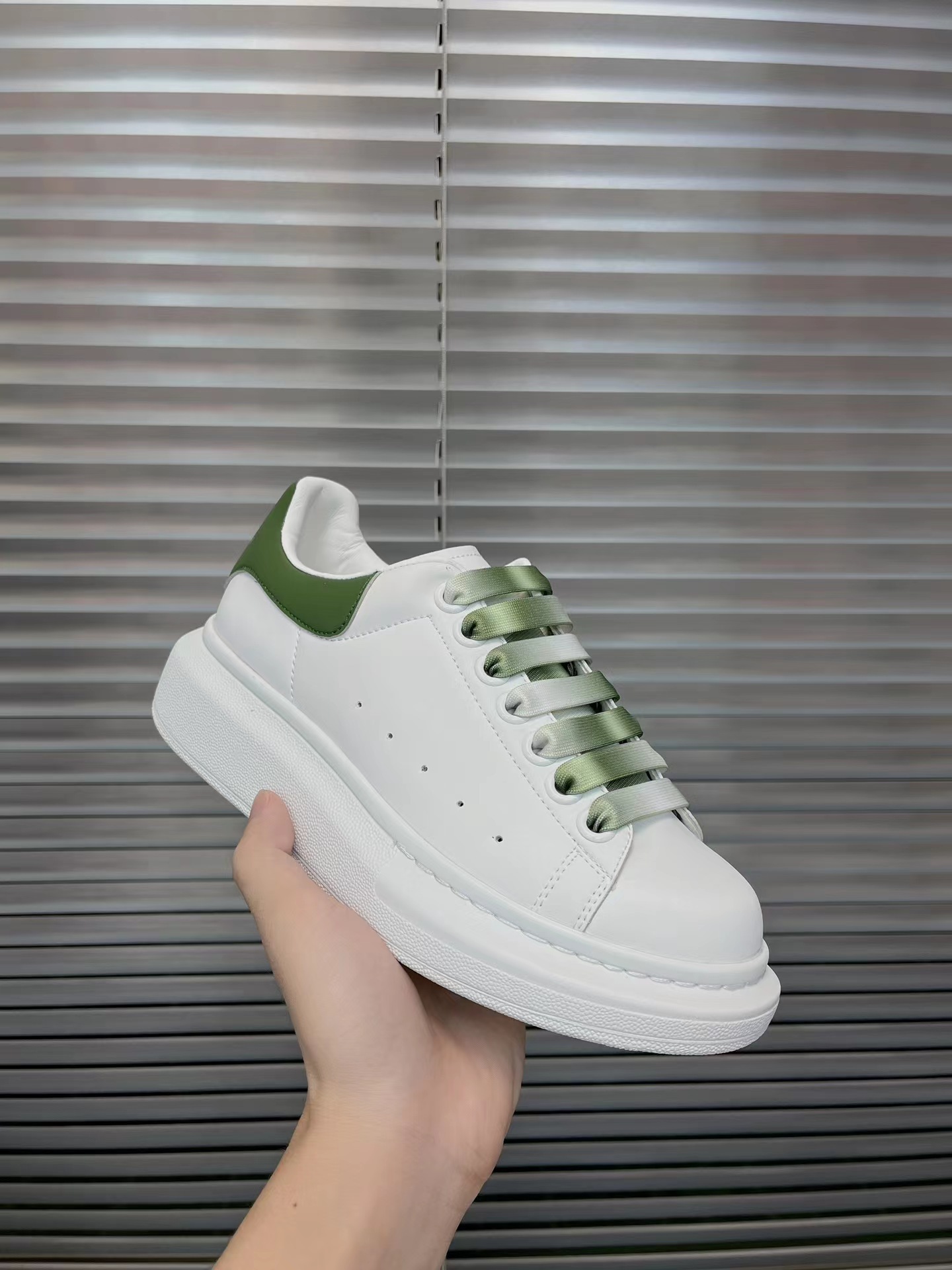2025 new McQueen white shoes for men and women, leather thick soled height increasing casual shoes, versatile sports board shoes, couple shoes 2025 new McQueen white shoes for men and women, leather thick soled height increasing casual shoes, versatile sports board shoes, couple shoes