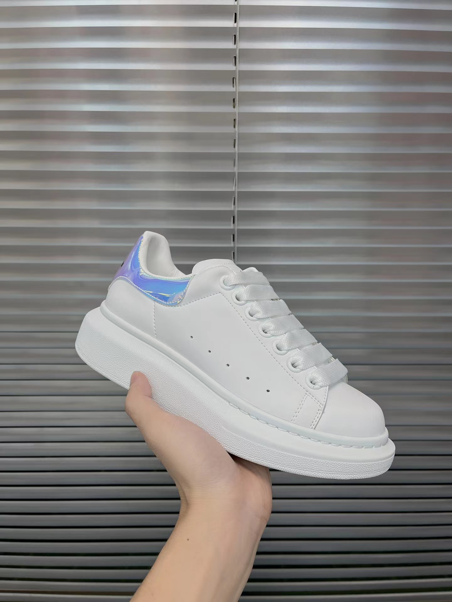 2025 new McQueen white shoes for men and women, leather thick soled height increasing casual shoes, versatile sports board shoes, couple shoes 2025 new McQueen white shoes for men and women, leather thick soled height increasing casual shoes, versatile sports board shoes, couple shoes