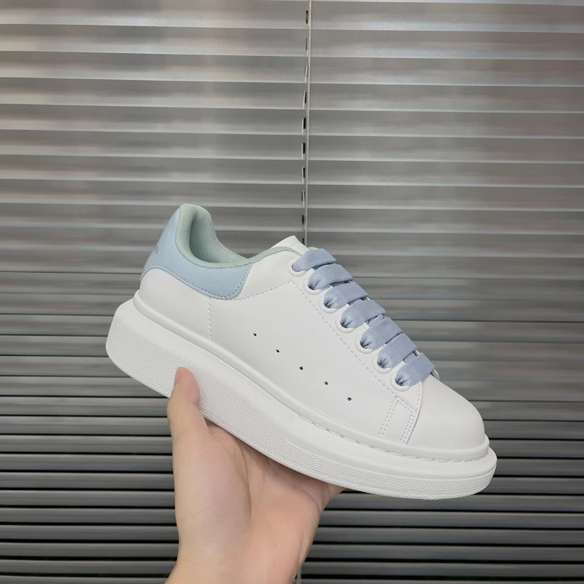 2025 new McQueen white shoes for men and women, leather thick soled height increasing casual shoes, versatile sports board shoes, couple shoes 2025 new McQueen white shoes for men and women, leather thick soled height increasing casual shoes, versatile sports board shoes, couple shoes