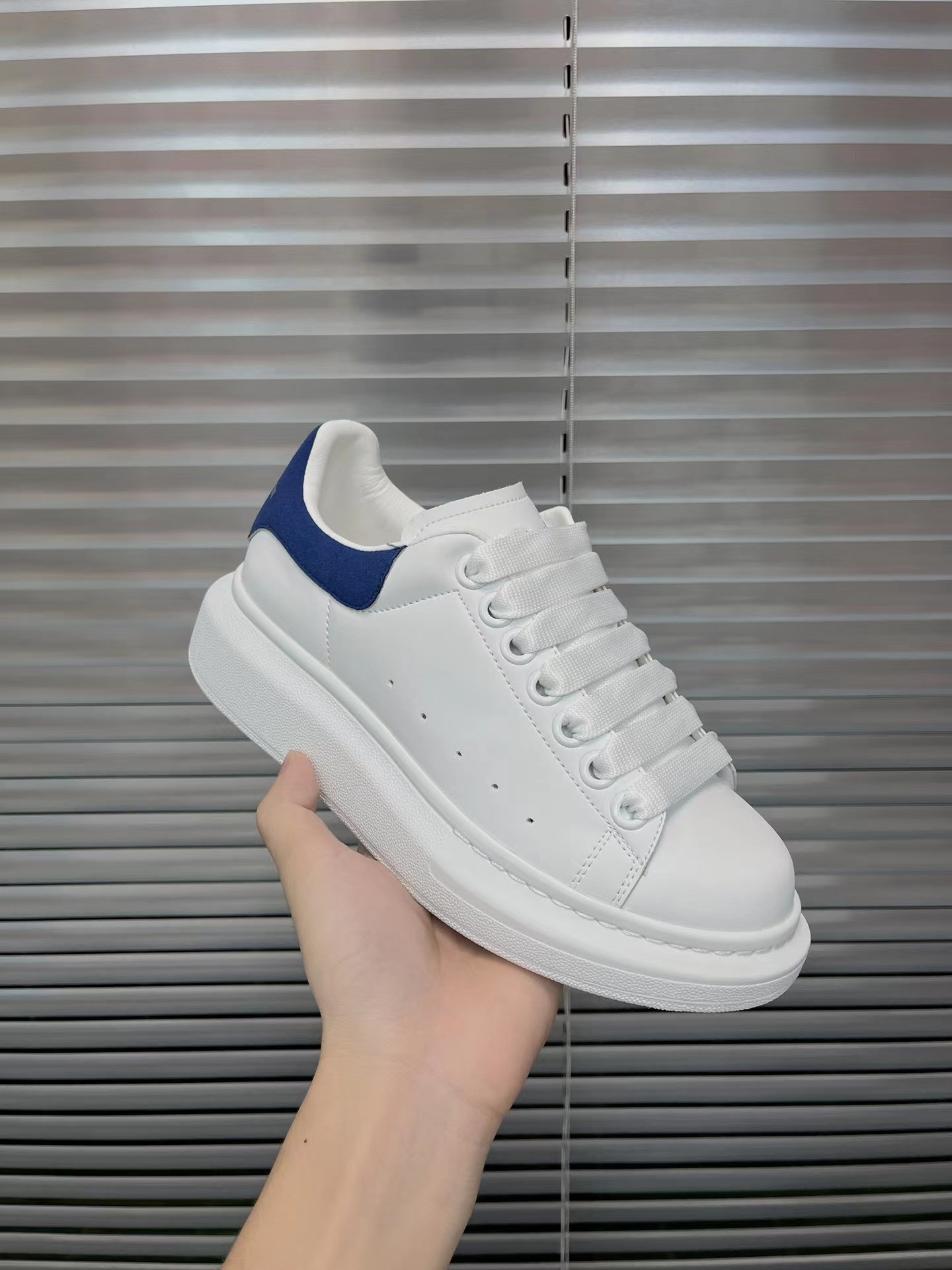 2025 new McQueen white shoes for men and women, leather thick soled height increasing casual shoes, versatile sports board shoes, couple shoes 2025 new McQueen white shoes for men and women, leather thick soled height increasing casual shoes, versatile sports board shoes, couple shoes