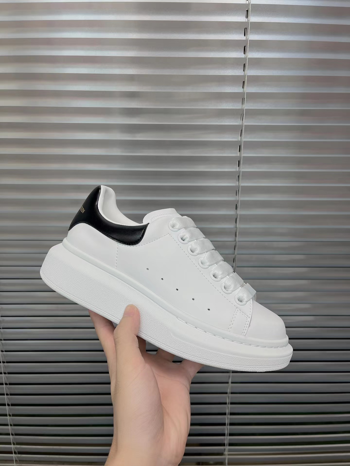 2025 new McQueen white shoes for men and women, leather thick soled height increasing casual shoes, versatile sports board shoes, couple shoes 2025 new McQueen white shoes for men and women, leather thick soled height increasing casual shoes, versatile sports board shoes, couple shoes