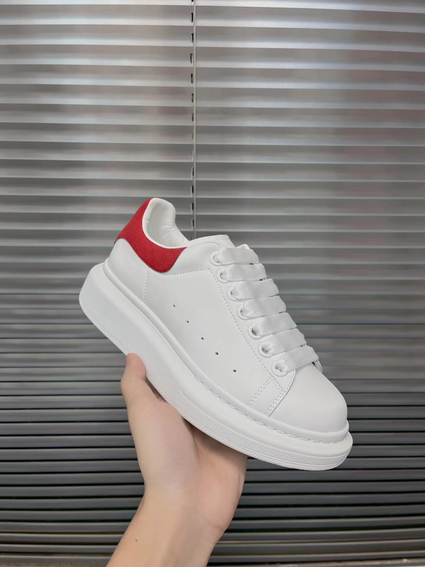 2025 new McQueen white shoes for men and women, leather thick soled height increasing casual shoes, versatile sports board shoes, couple shoes 2025 new McQueen white shoes for men and women, leather thick soled height increasing casual shoes, versatile sports board shoes, couple shoes
