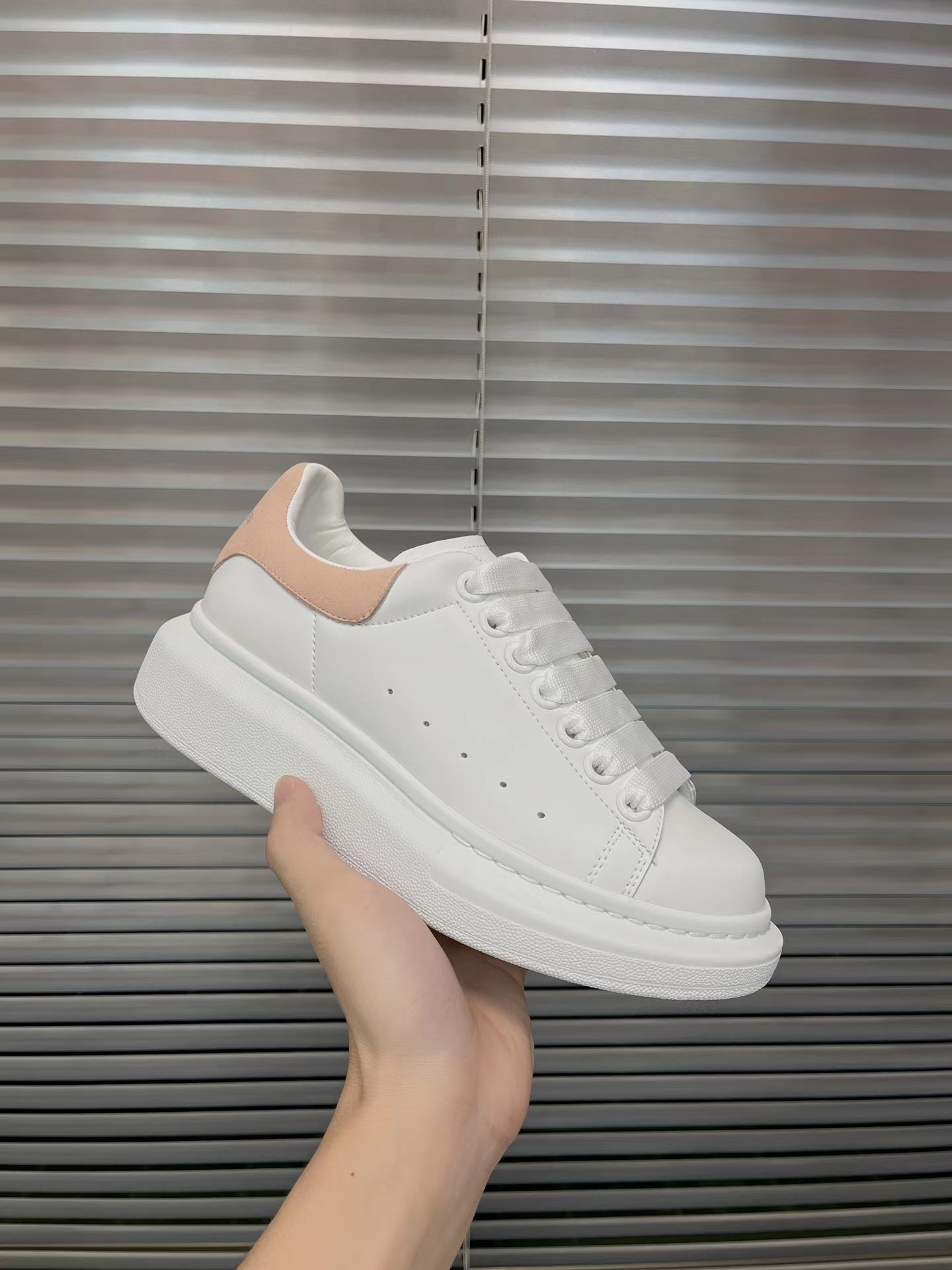 2025 new McQueen white shoes for men and women, leather thick soled height increasing casual shoes, versatile sports board shoes, couple shoes 2025 new McQueen white shoes for men and women, leather thick soled height increasing casual shoes, versatile sports board shoes, couple shoes
