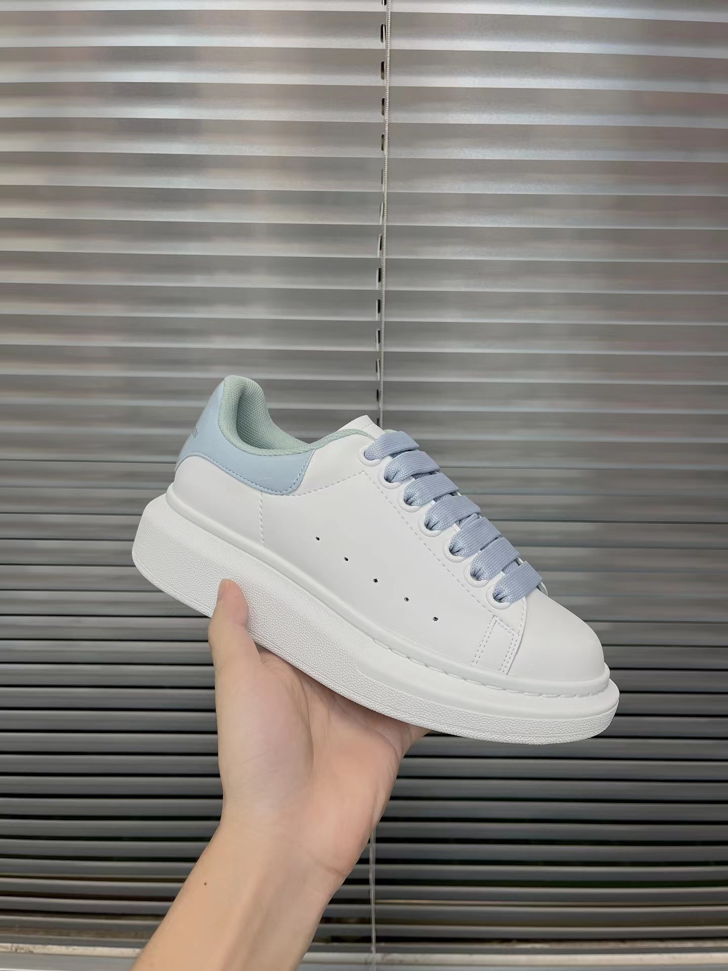 2025 new McQueen white shoes for men and women, leather thick soled height increasing casual shoes, versatile sports board shoes, couple shoes 2025 new McQueen white shoes for men and women, leather thick soled height increasing casual shoes, versatile sports board shoes, couple shoes