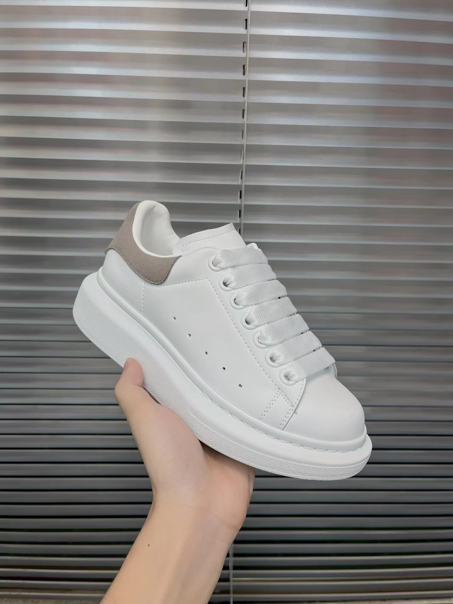 2025 new McQueen white shoes for men and women, leather thick soled height increasing casual shoes, versatile sports board shoes, couple shoes 2025 new McQueen white shoes for men and women, leather thick soled height increasing casual shoes, versatile sports board shoes, couple shoes