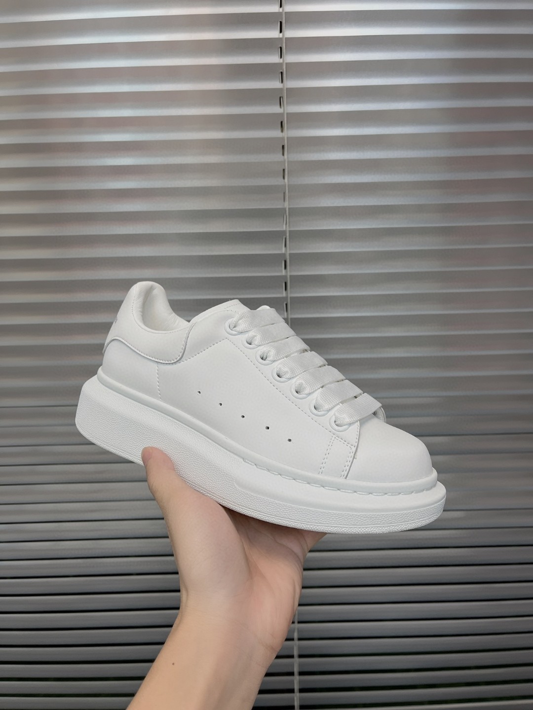 2025 new McQueen white shoes for men and women, leather thick soled height increasing casual shoes, versatile sports board shoes, couple shoes 2025 new McQueen white shoes for men and women, leather thick soled height increasing casual shoes, versatile sports board shoes, couple shoes