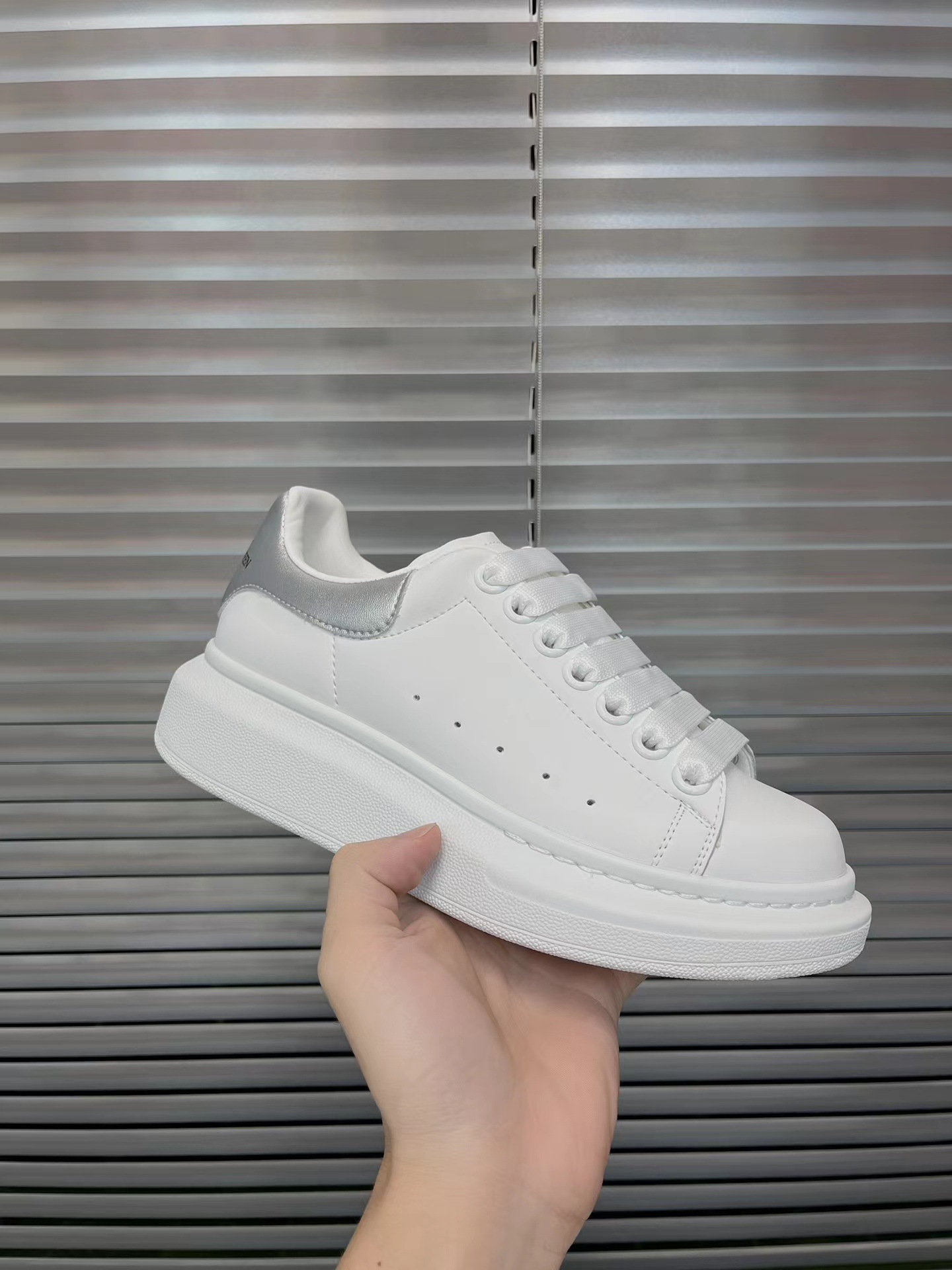 2025 new McQueen white shoes for men and women, leather thick soled height increasing casual shoes, versatile sports board shoes, couple shoes 2025 new McQueen white shoes for men and women, leather thick soled height increasing casual shoes, versatile sports board shoes, couple shoes